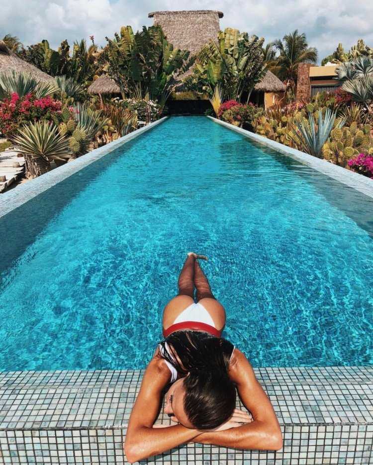 Фотосессия возле бассейна