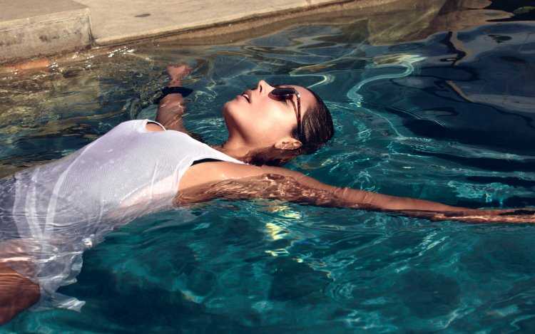 Красивые девушки в бассейне