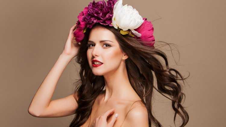 Девушка с цветами в голове