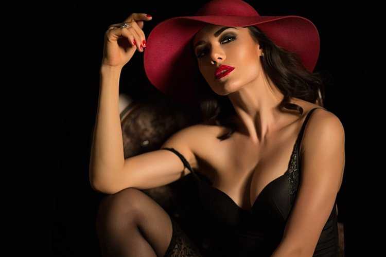 Красивая женщина в шляпе