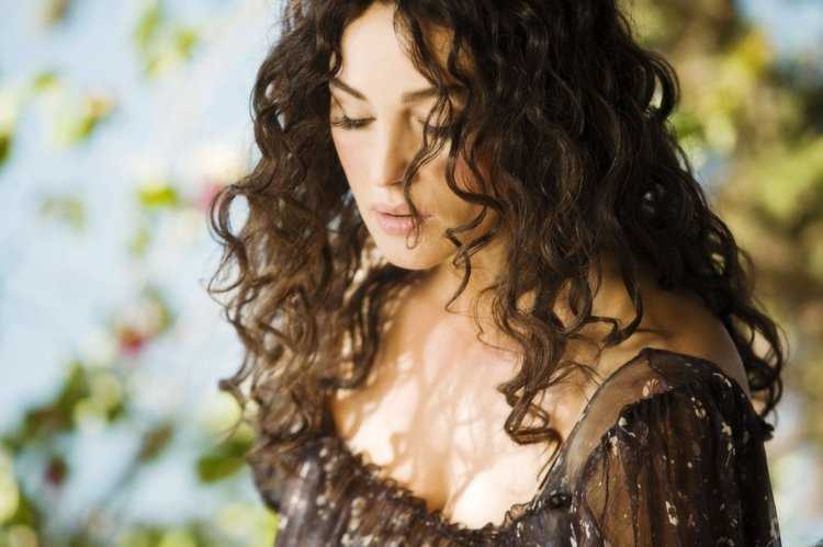 Моника Беллуччи кудрявая