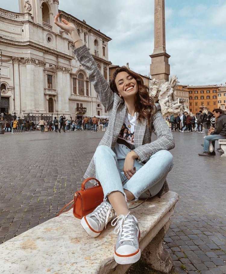 Девушки на улицах Италии