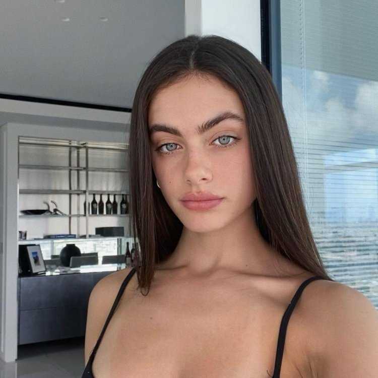 Модель Яэль Шелбия