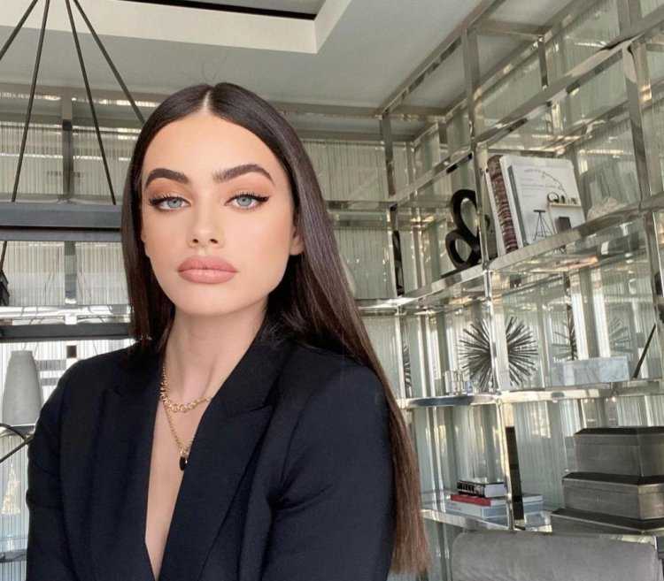 Модель Яэль Шелбия