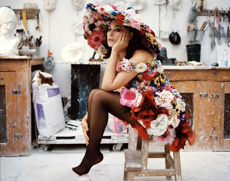 Моника Беллуччи с кофе