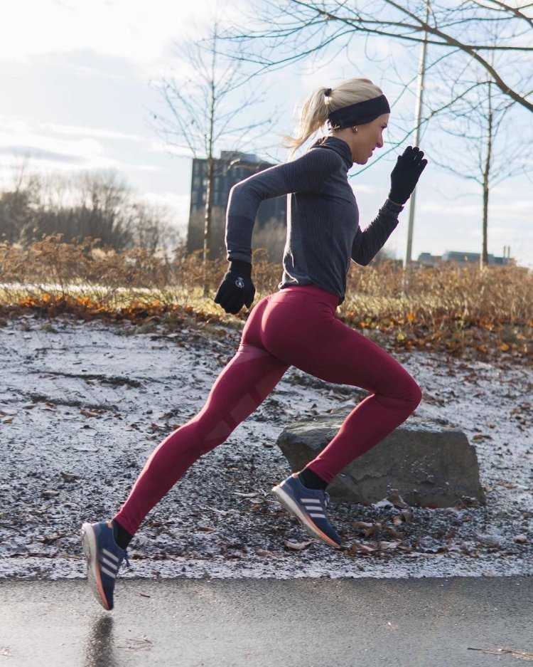 Девушка бегает в леггинсах