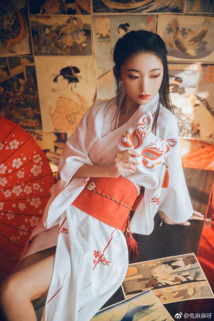 Красивые азиатские девушки в кимоно