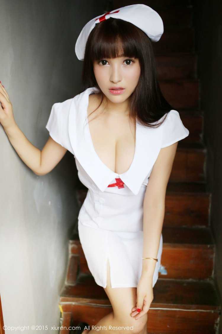 Японка медсестра с большой грудью23