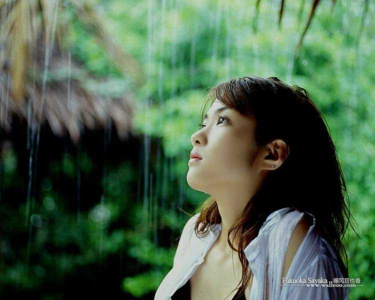 Азиатка под дождем