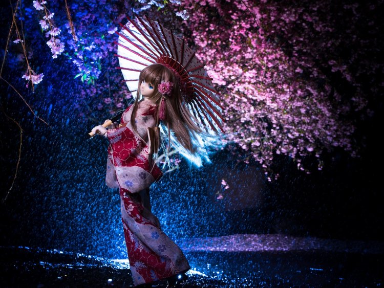 Девушка в кимоно танцует