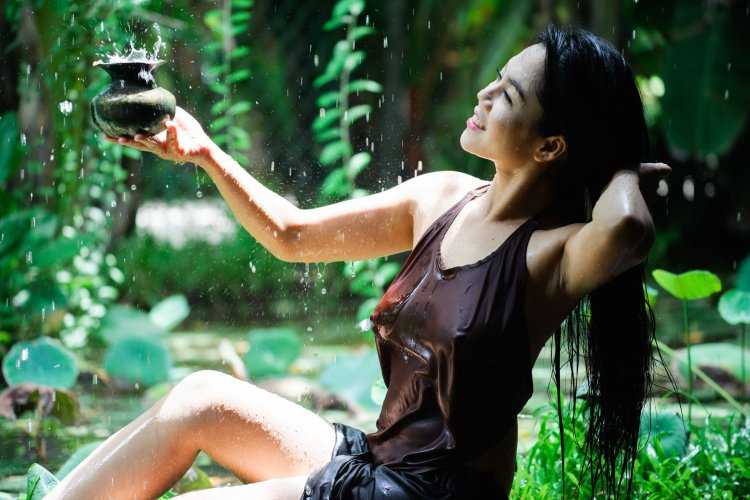 Азиатские девушки в мокрой одежде