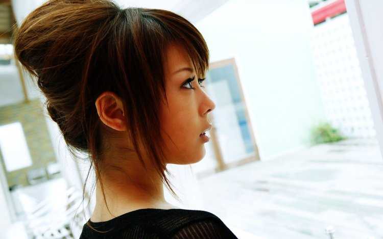 Корейские причёски для девушек на средние волосы с челкой