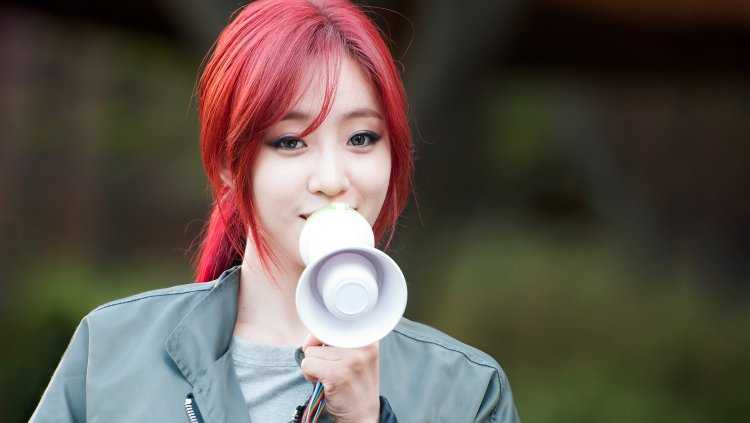 Японка с красными волосами