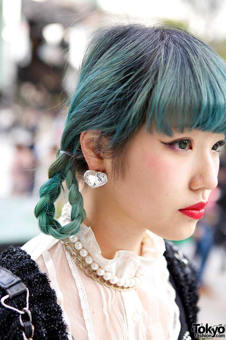 Азиат с зелеными волосами