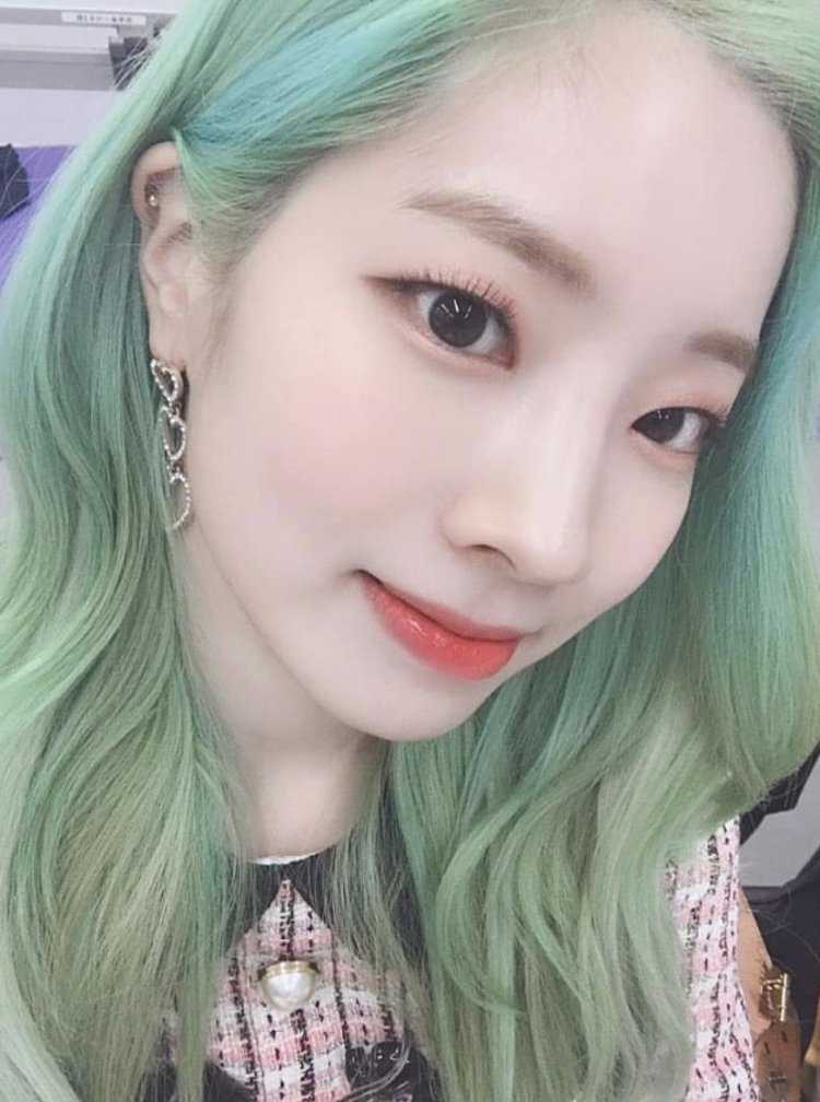 Твайс мятными волосами