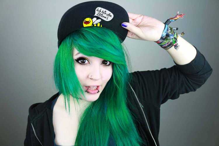 Зелёные волосы у девушек короткие