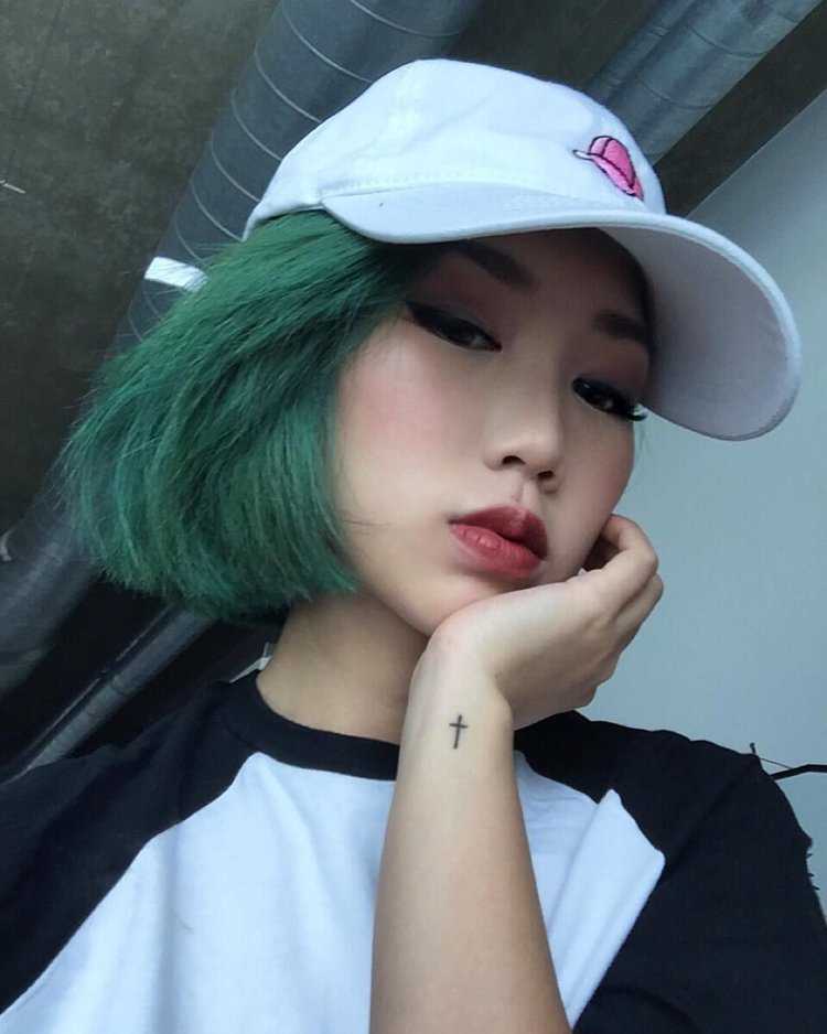 Даша корейка с зелеными волосами