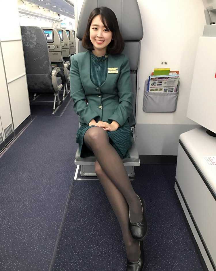 Бортпроводница в колготках