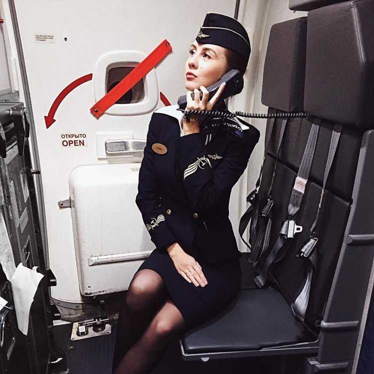 Бортпроводница в брюках