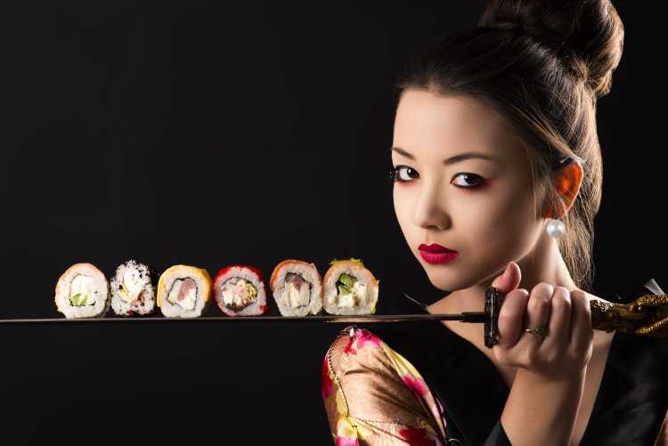 Девушка с роллами