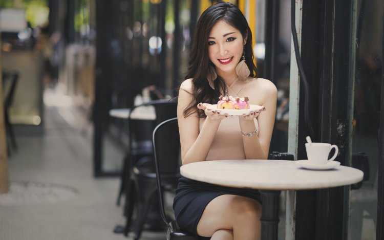 Девушка в кафе