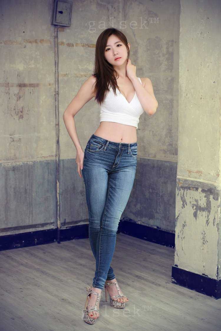 Азиатки в кожаных штанах