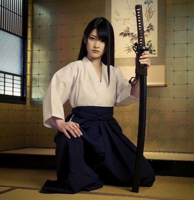 Азиатских в кожаных леггинсах