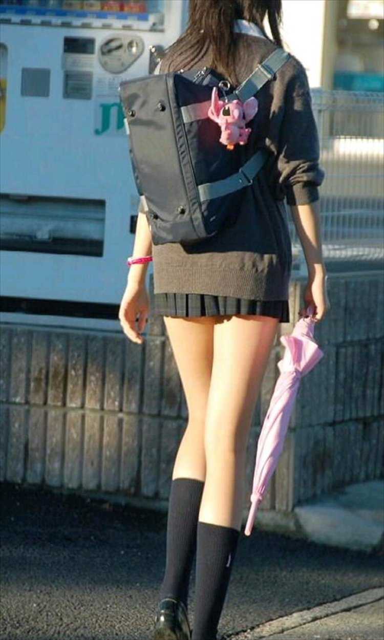 Азиатские девушки в коротких платьях