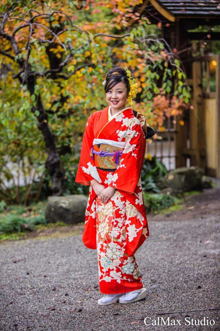 Японская девушка в кимоно