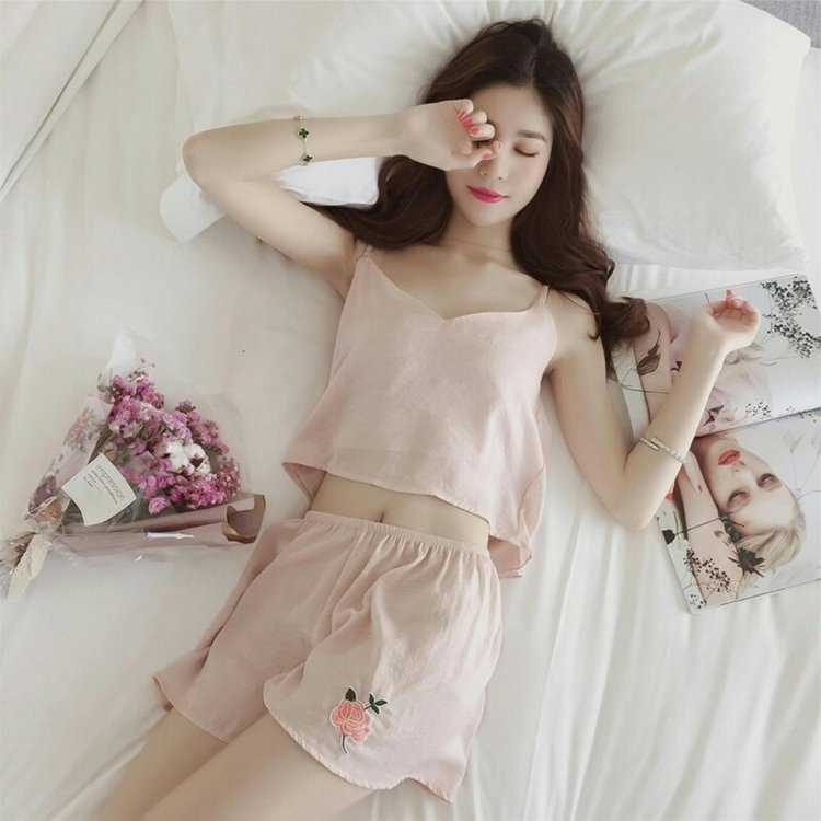 Кореянка в домашней одежде