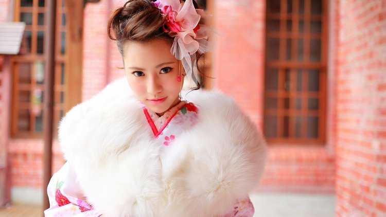 Японская девушка в шубе