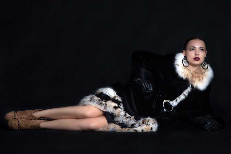 Шиона Купер в мехах