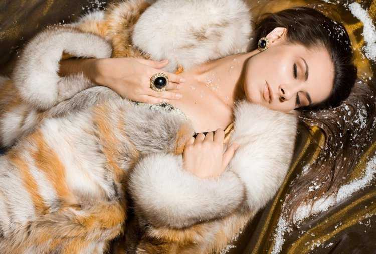 Девушка в мехах и бриллиантах