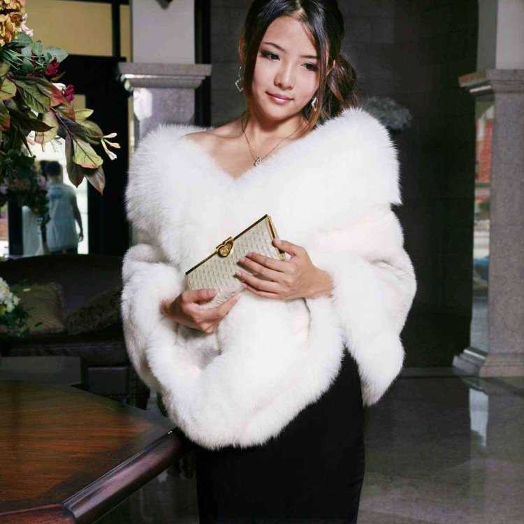 Девушка в меховой накидке