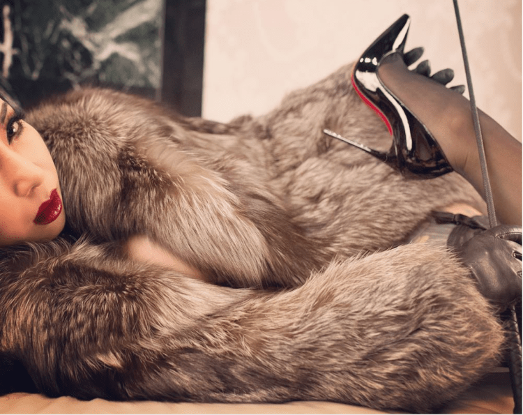 Моника Джарос в мехах