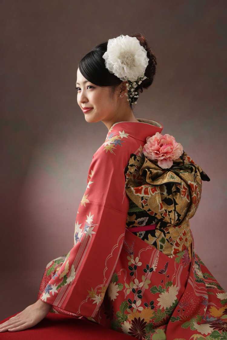 Японские девушки в национальных костюмах