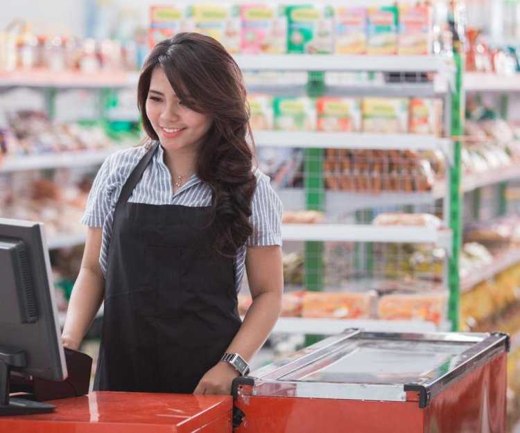 Продавщица за кассой