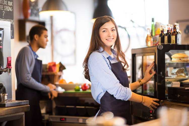 Девушка бариста в кофейне