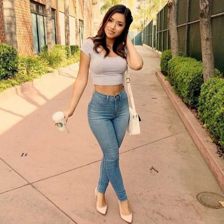 Julia Kelly в джинсах