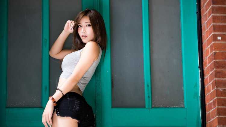 Азиатки в коротких шортах