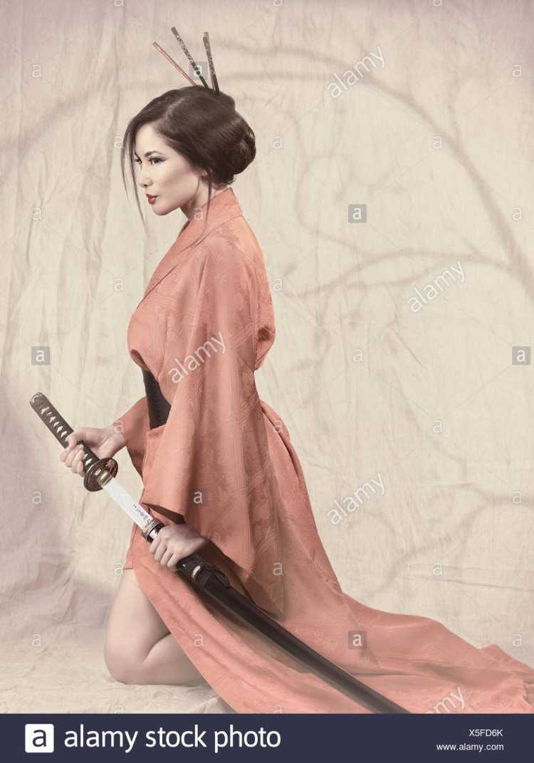 Японка в кимоно с катаной