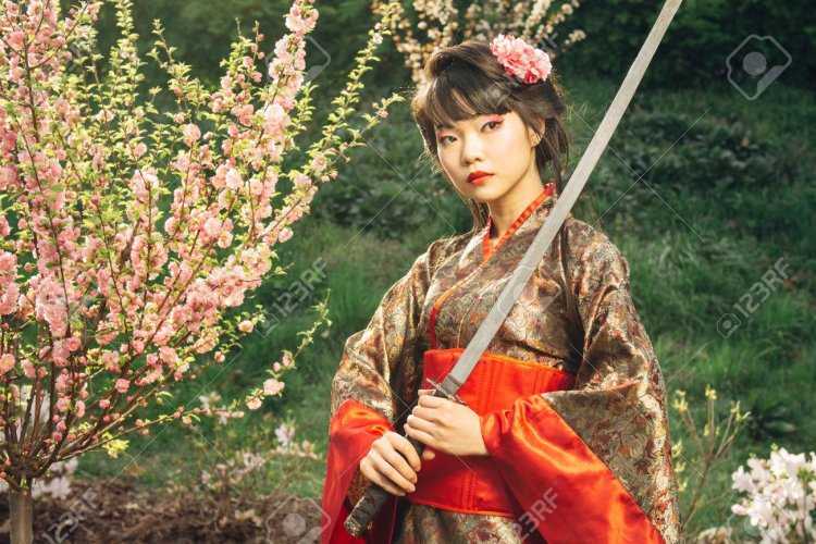 Японка в кимоно с катаной