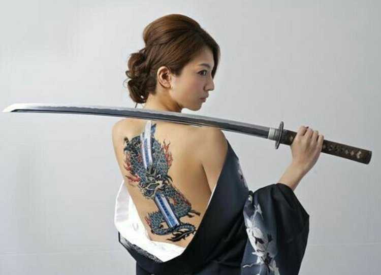 Мелани Джарнсон катана