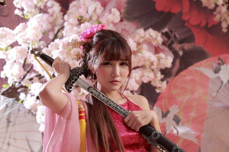 Девушка азиатка с мечом