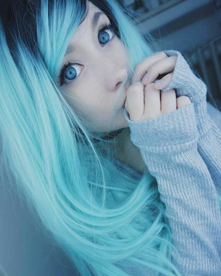 Косплей с голубыми волосами