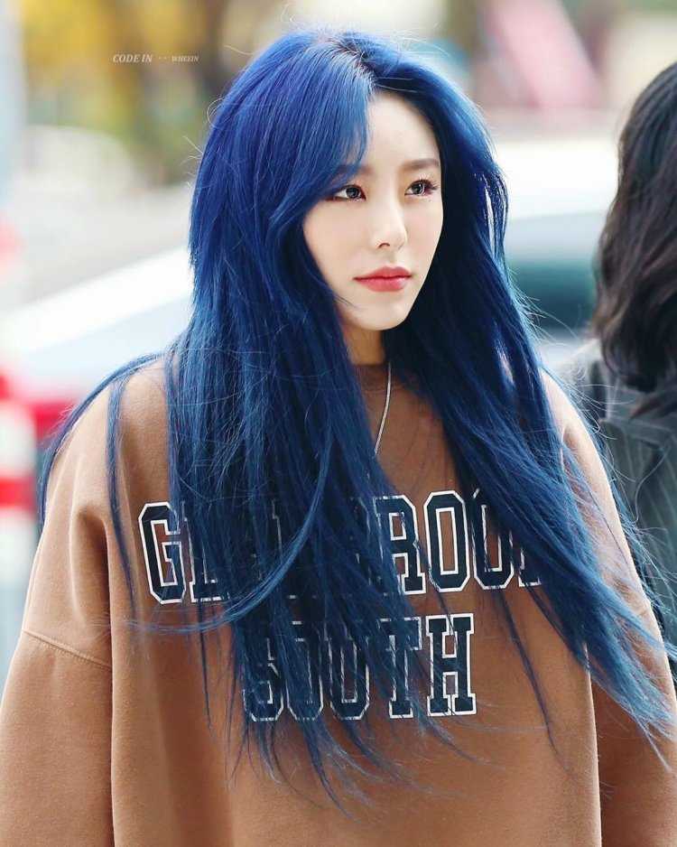 Хвиин из MAMAMOO С голубыми волосами