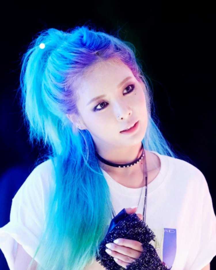 Ким хёна с голубыми волосами