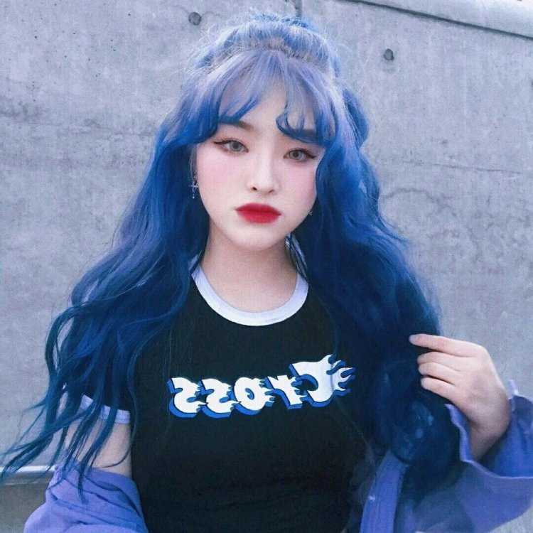 Кореянка с голубыми волосами