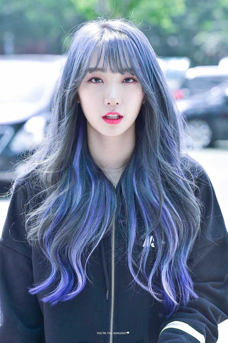 Кореянка с голубыми волосами