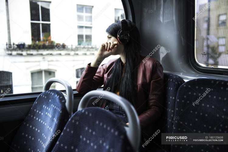 Девушка в автобусе у окна